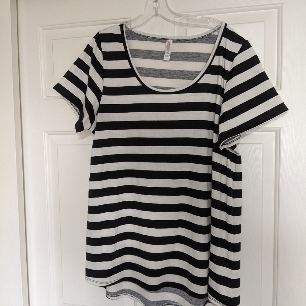 Like New 2xl Black and White Striped Lularoe Classic Tee